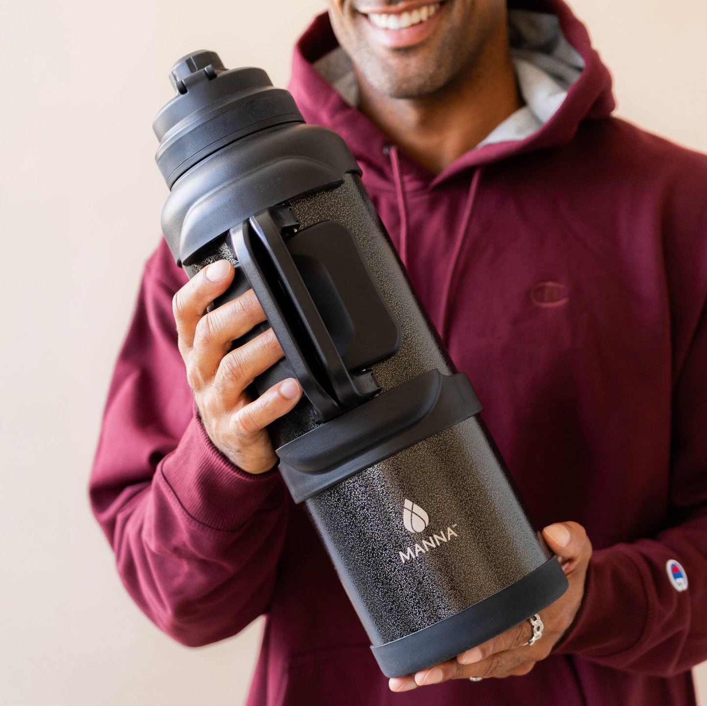4l-titan-bottle-135-oz-x1 5Manna_Website_Lifestyles-29.jpg